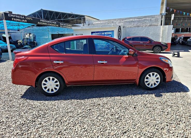 NISSAN VERSA SV 2016 ROJO