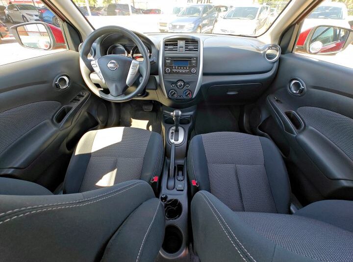 NISSAN VERSA SV 2016 ROJO