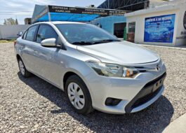 TOYOTA YARIS 2017 PLATA | Rosas Automotriz