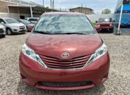 TOYOTA SIENNA LE 2017