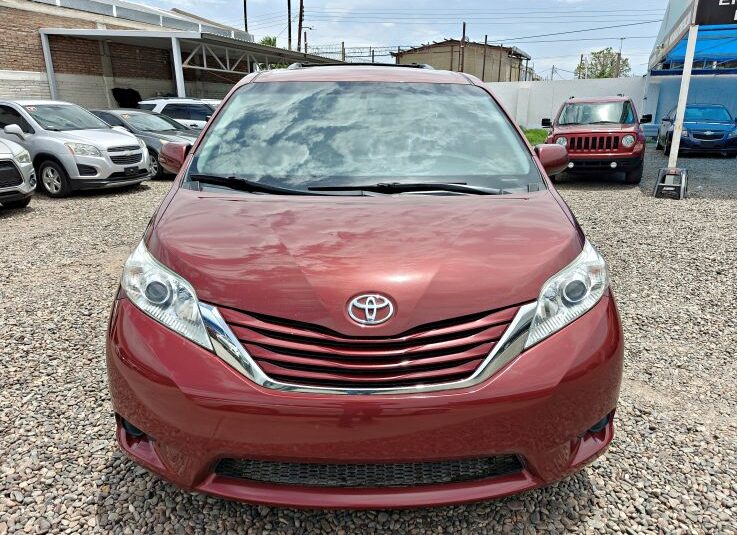 TOYOTA SIENNA LE 2017