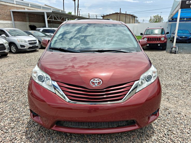 TOYOTA SIENNA LE 2017