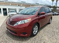 TOYOTA SIENNA LE 2017