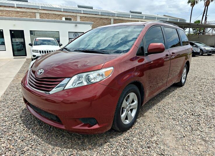 TOYOTA SIENNA LE 2017