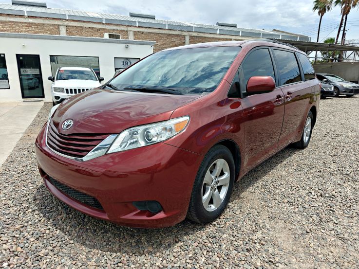 TOYOTA SIENNA LE 2017