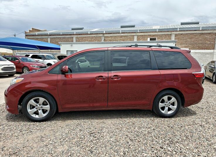 TOYOTA SIENNA LE 2017
