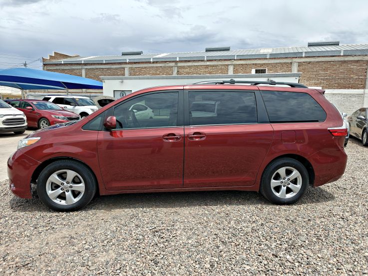 TOYOTA SIENNA LE 2017