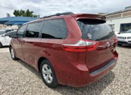 TOYOTA SIENNA LE 2017