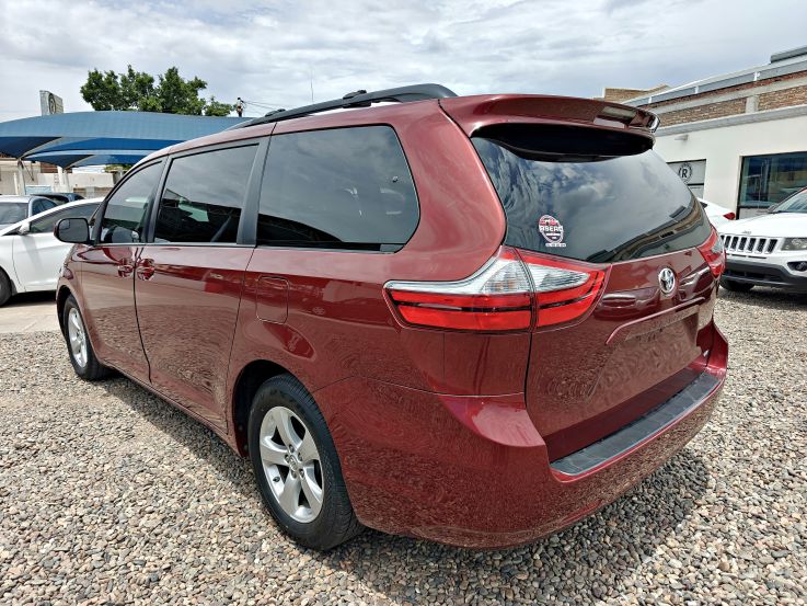TOYOTA SIENNA LE 2017