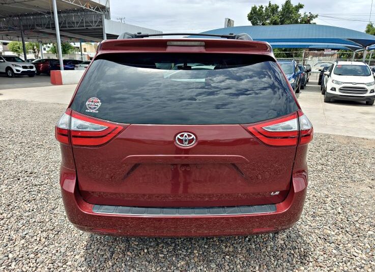 TOYOTA SIENNA LE 2017