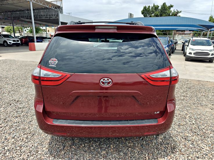 TOYOTA SIENNA LE 2017