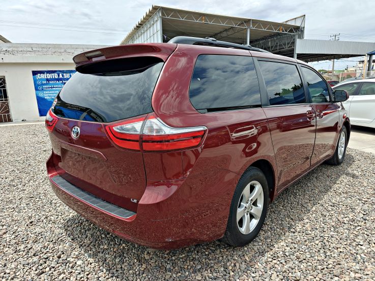 TOYOTA SIENNA LE 2017
