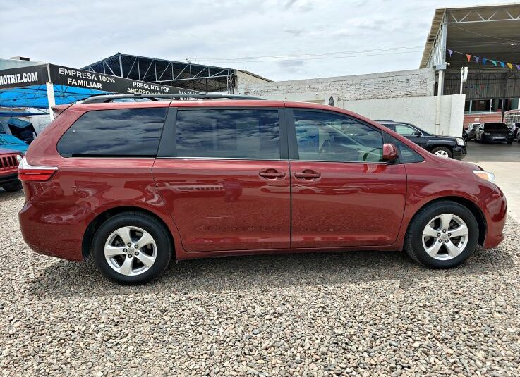 TOYOTA SIENNA LE 2017