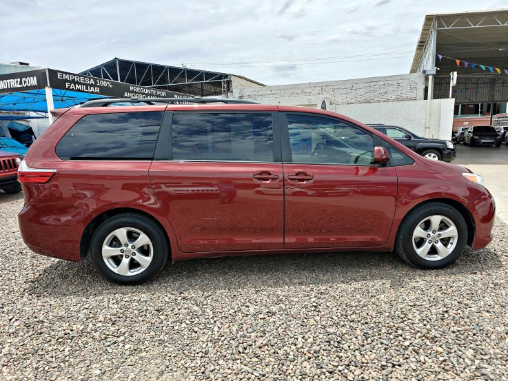 TOYOTA SIENNA LE 2017