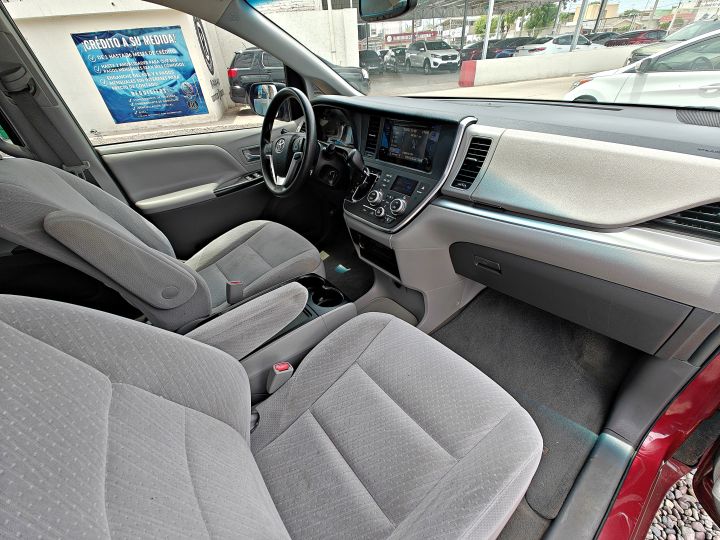 TOYOTA SIENNA LE 2017