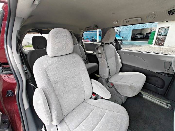 TOYOTA SIENNA LE 2017