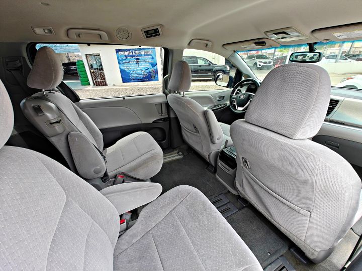 TOYOTA SIENNA LE 2017