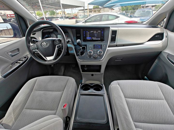 TOYOTA SIENNA LE 2017