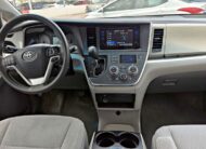TOYOTA SIENNA LE 2017