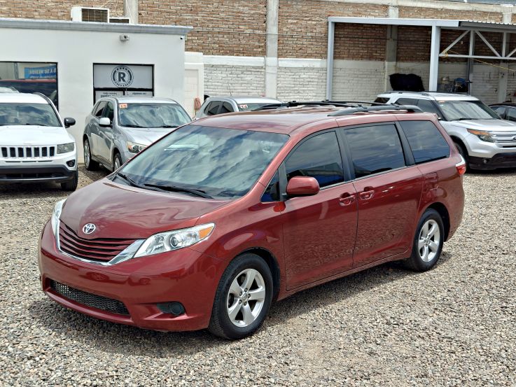 TOYOTA SIENNA LE 2017