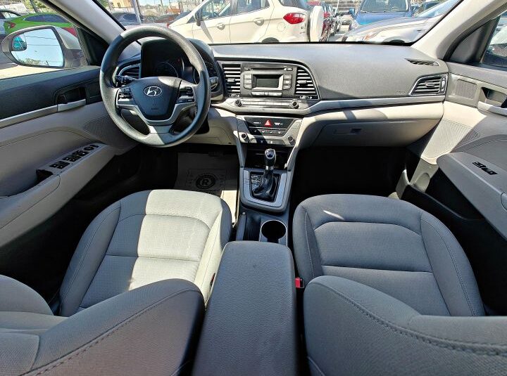 HYUNDAI ELANTRA SE 2017