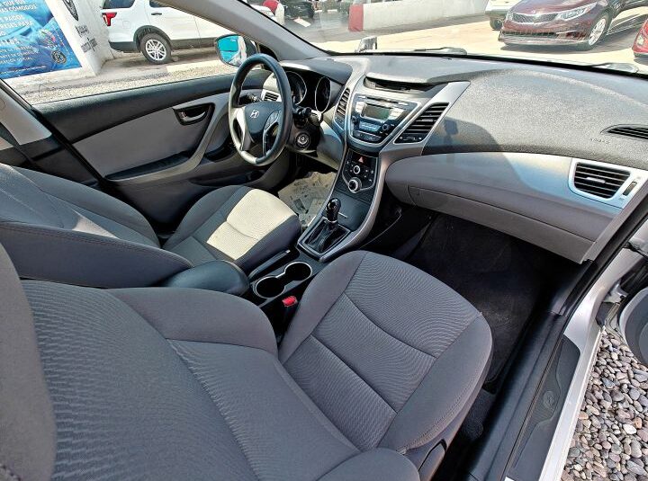 HYUNDAI ELANTRA SE 2016 PLATA