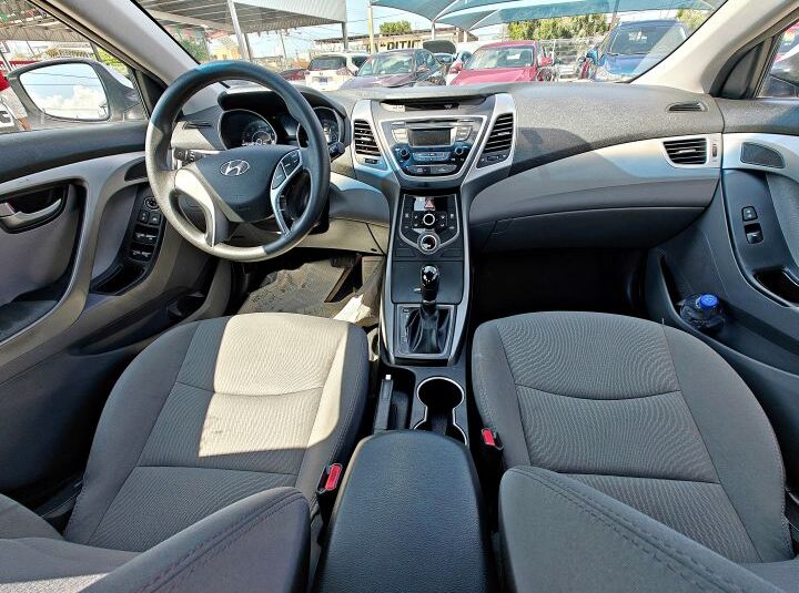 HYUNDAI ELANTRA SE 2016 PLATA