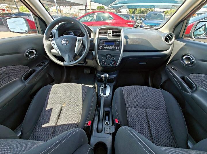 NISSAN VERSA SV 2016 ROJO