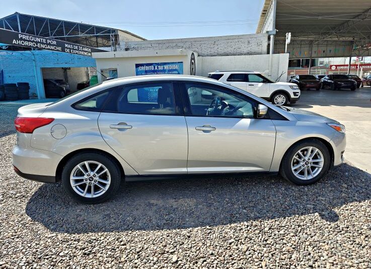 FORD FOCUS SE 2017